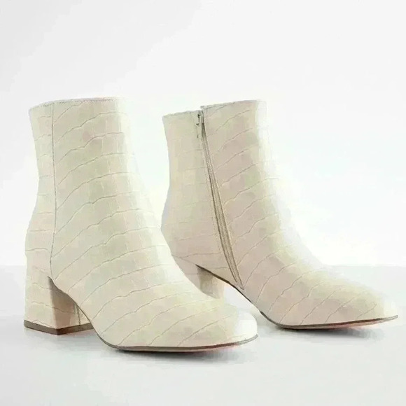 Steve Madden Shoes - Women’s STEVE MADDEN Darma bone crocodile ankle boot- Size 9.5